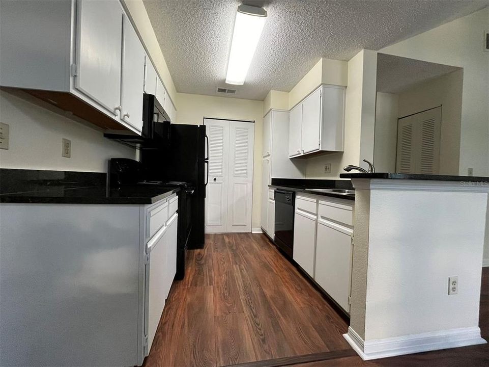 For Rent: $1,800 (2 beds, 2 baths, 934 Square Feet)