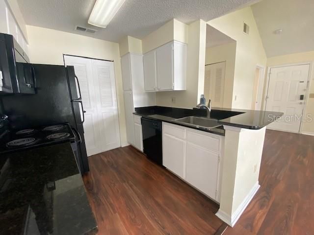 For Rent: $1,800 (2 beds, 2 baths, 934 Square Feet)