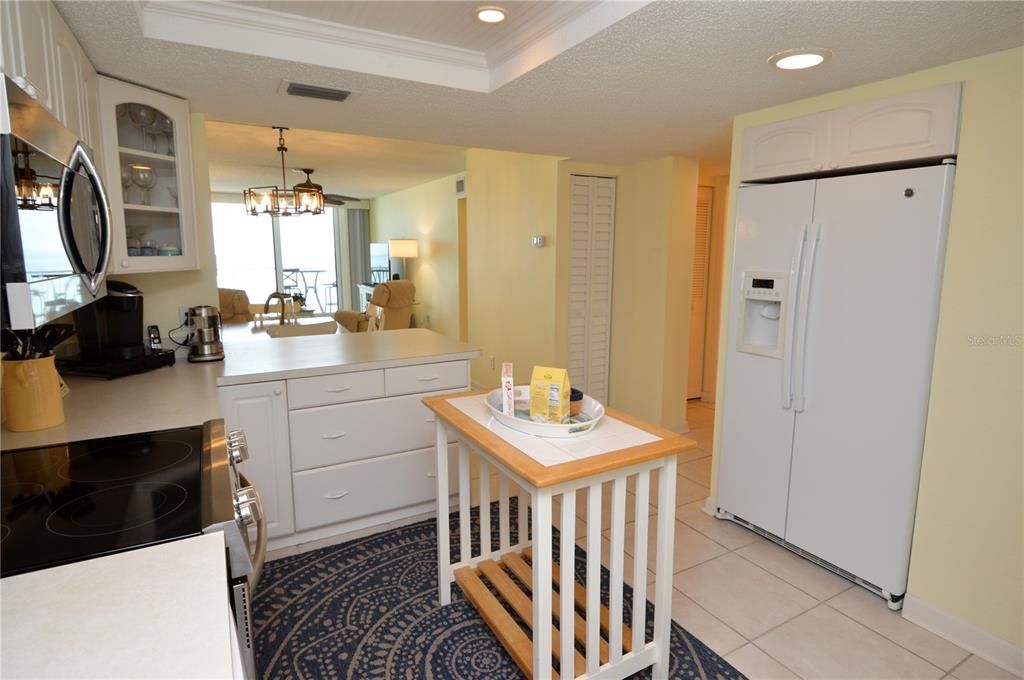 Active With Contract: $3,800 (2 beds, 2 baths, 1100 Square Feet)