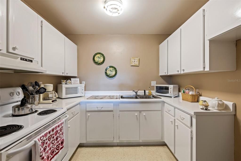 For Sale: $220,000 (2 beds, 1 baths, 975 Square Feet)