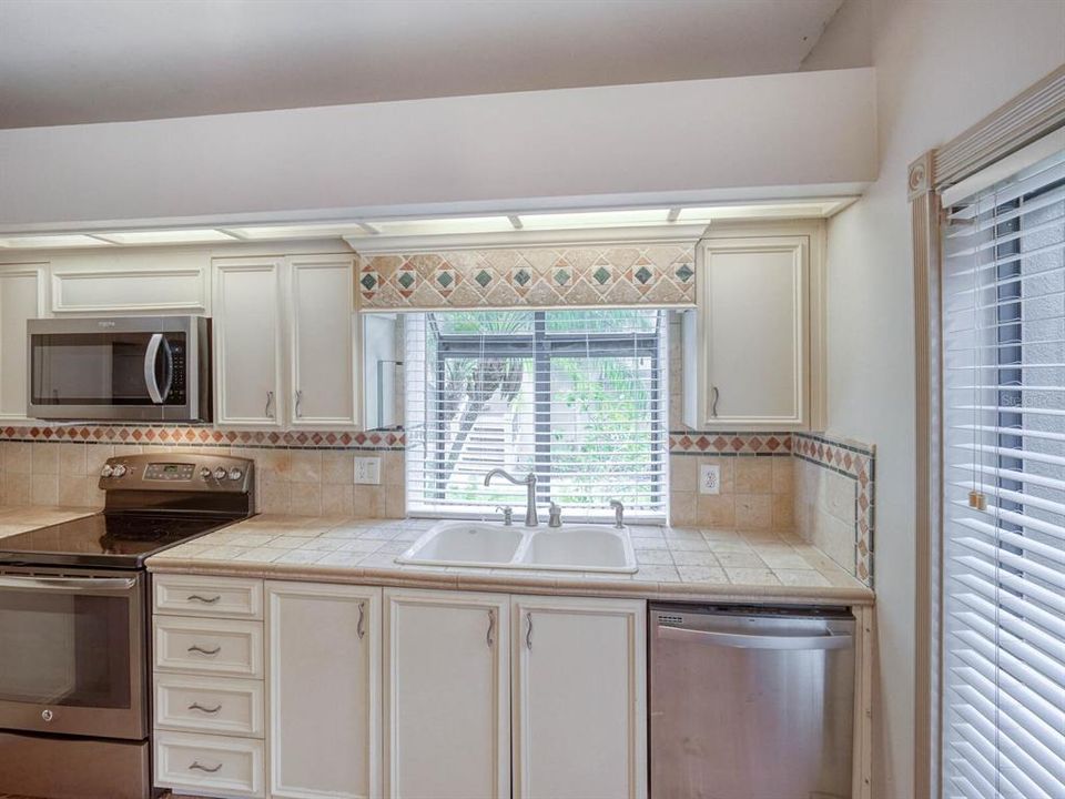 For Sale: $300,000 (2 beds, 2 baths, 1260 Square Feet)