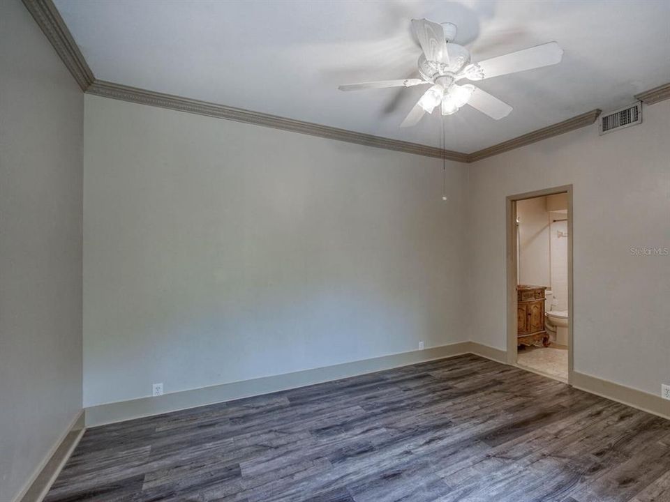 For Sale: $300,000 (2 beds, 2 baths, 1260 Square Feet)