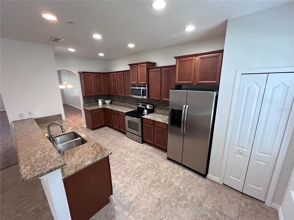 For Rent: $2,445 (3 beds, 2 baths, 2307 Square Feet)