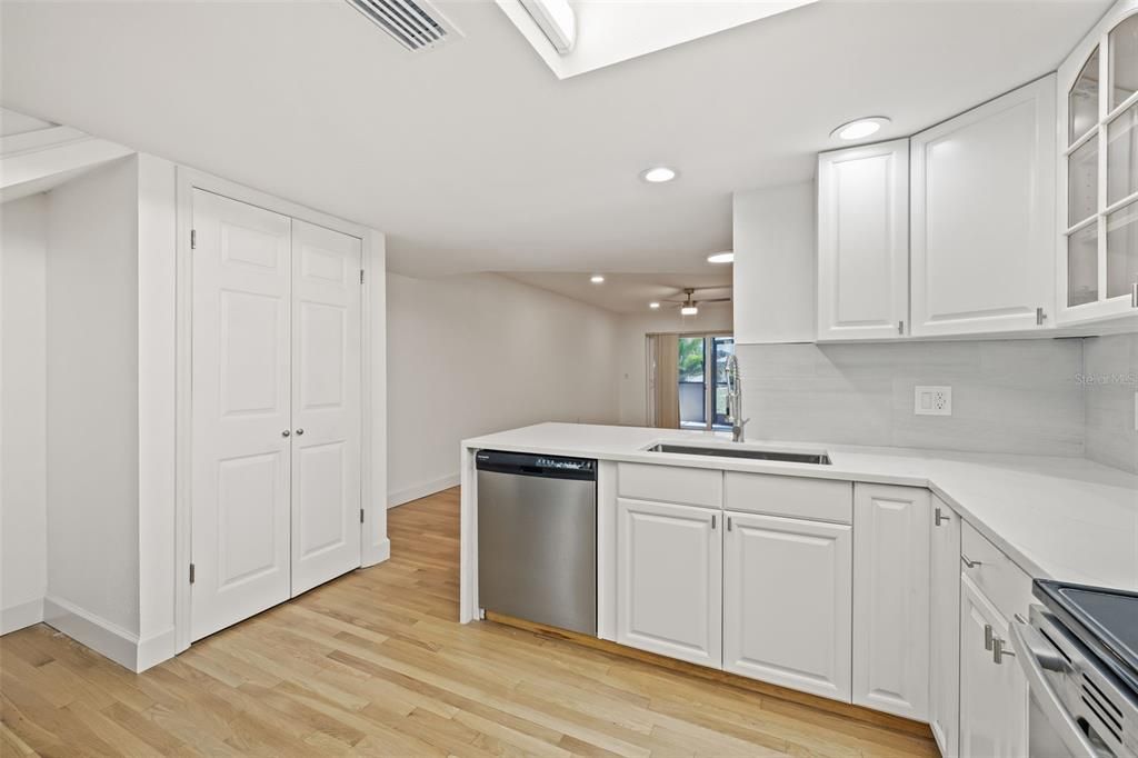 For Sale: $325,000 (2 beds, 2 baths, 1296 Square Feet)