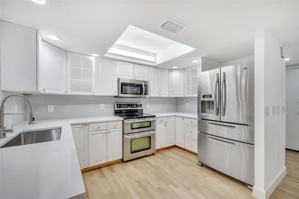 For Sale: $325,000 (2 beds, 2 baths, 1296 Square Feet)