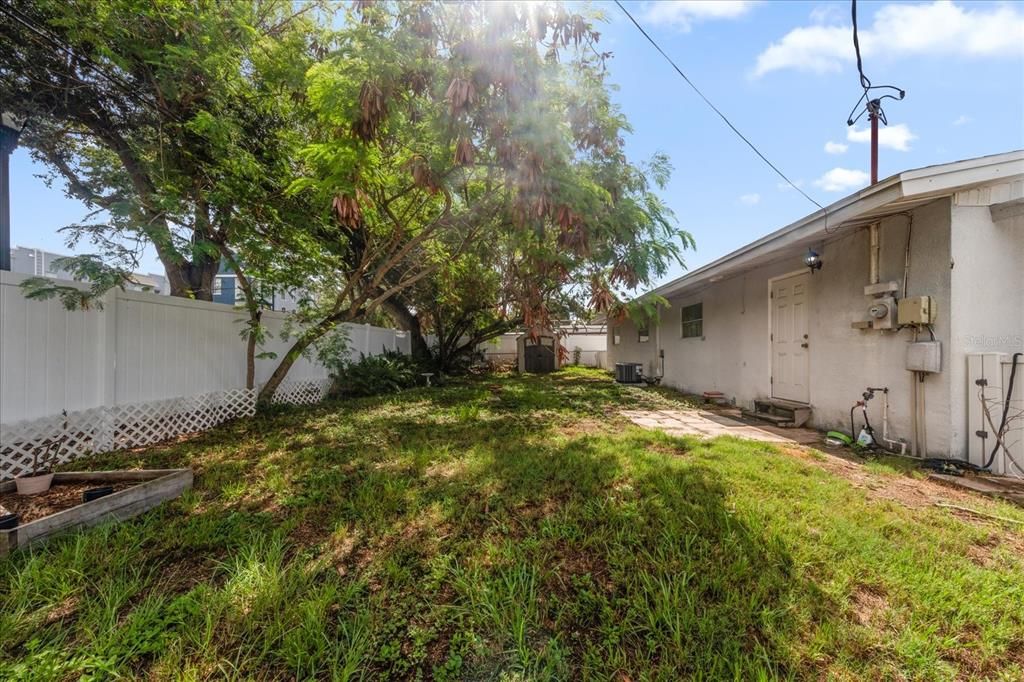 Active With Contract: $410,000 (3 beds, 2 baths, 1176 Square Feet)