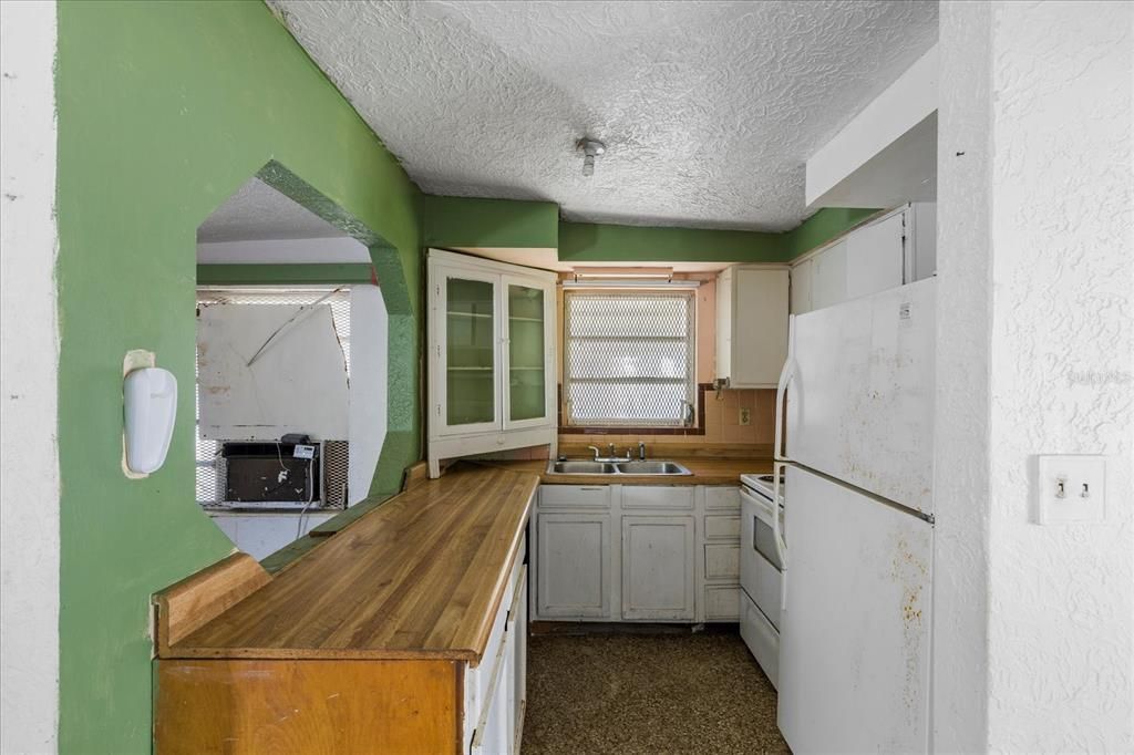 For Sale: $199,550 (2 beds, 1 baths, 972 Square Feet)