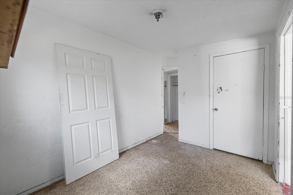 For Sale: $199,550 (2 beds, 1 baths, 972 Square Feet)