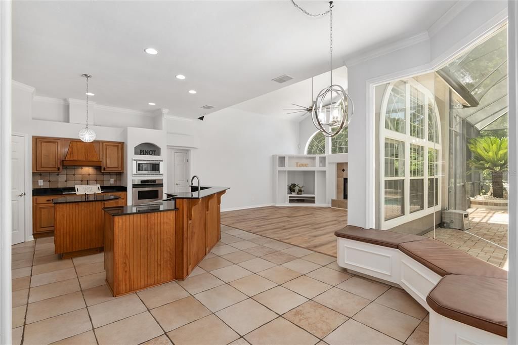 BREAKFAST ROOM AREA WITH BUILT-IN BENCH SEATING