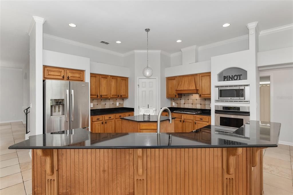 SPACIOUS KITCHEN WITH GRANITE COUNTERS AND LARGE SEATING BAR AREA