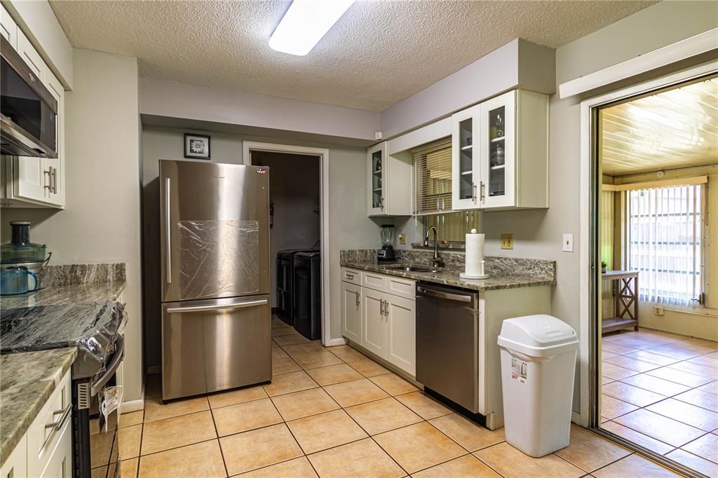 For Sale: $279,999 (2 beds, 1 baths, 1105 Square Feet)