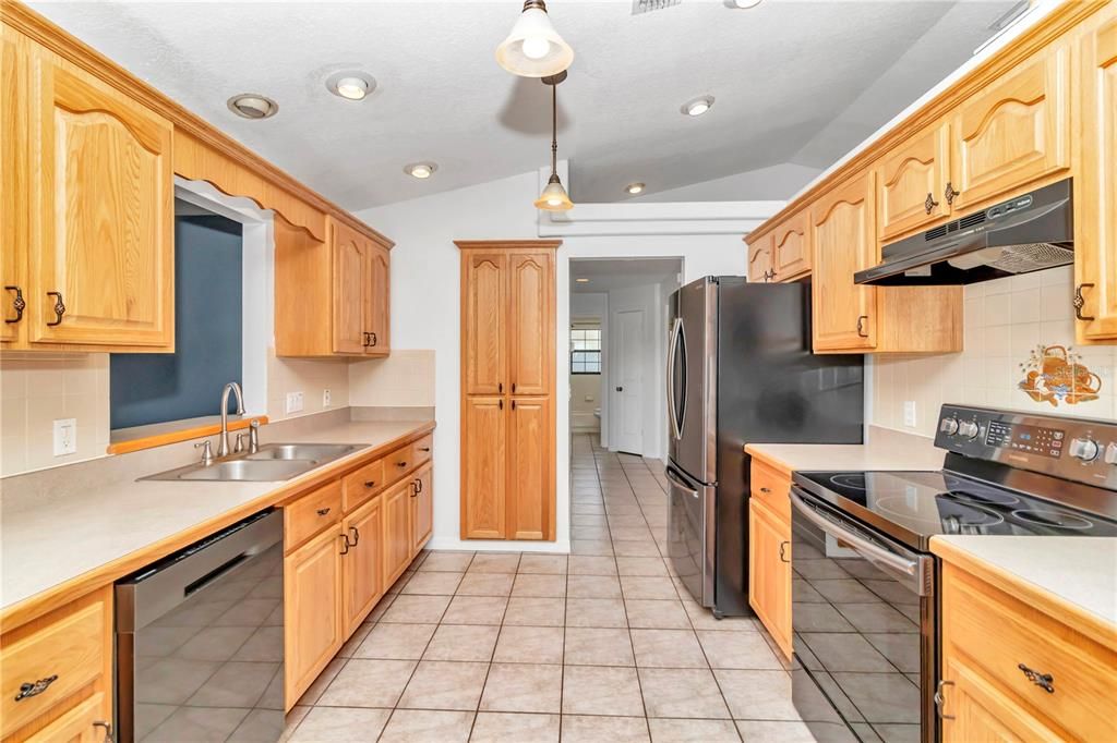 Sparkly clean kitchen--move-in ready.