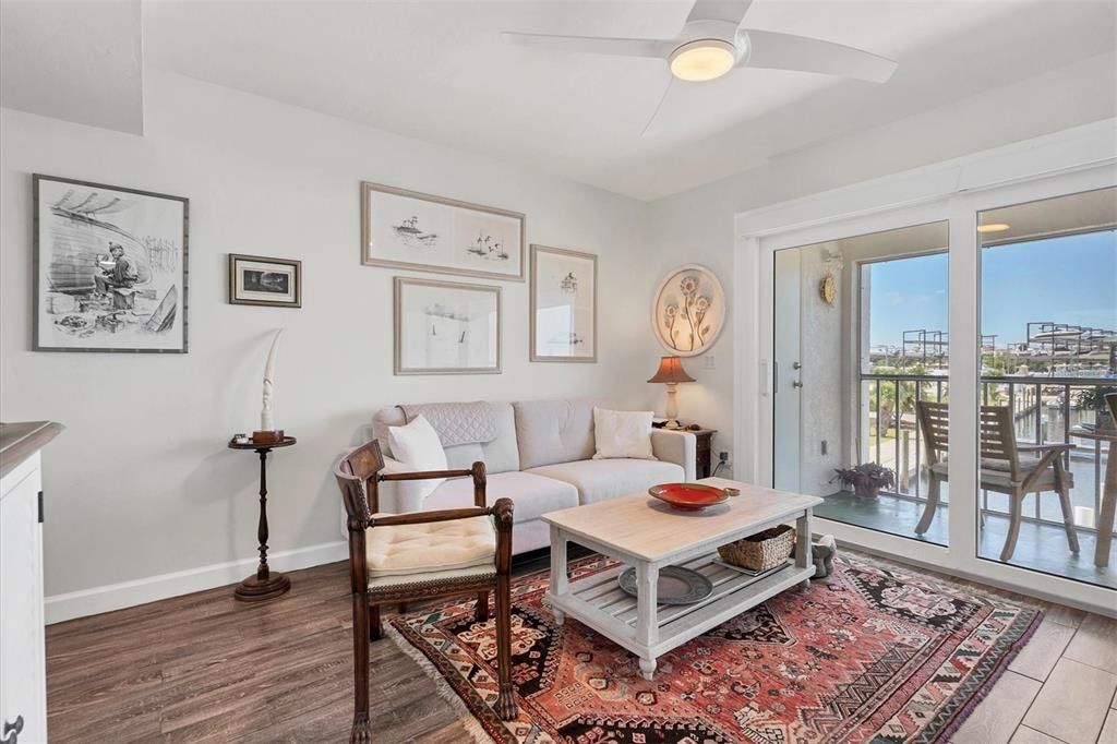 Active With Contract: $315,000 (1 beds, 1 baths, 697 Square Feet)