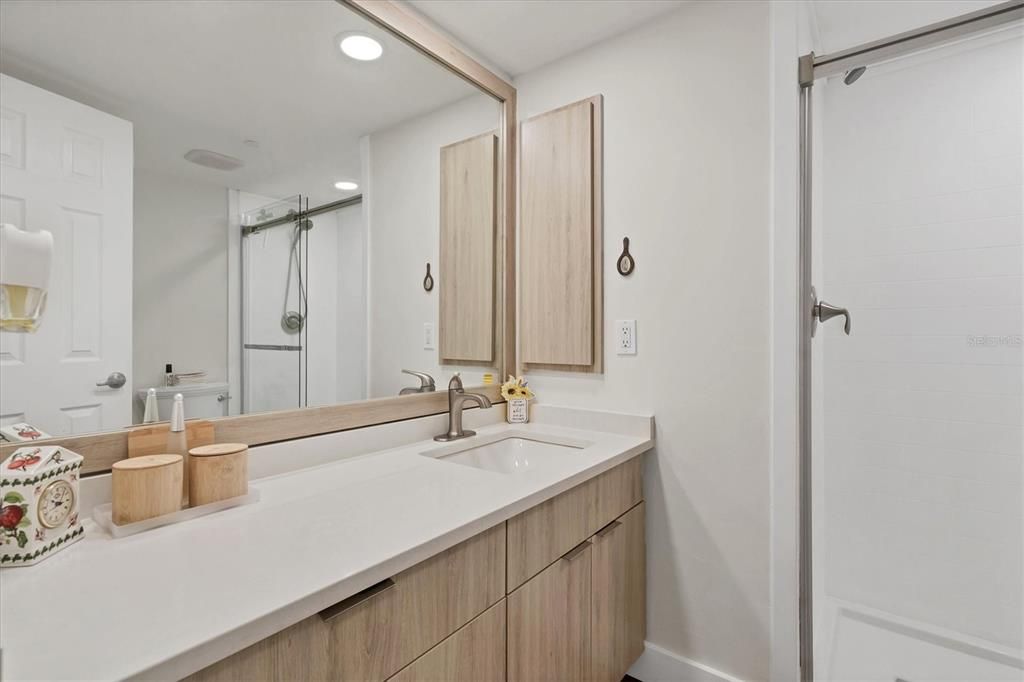 Active With Contract: $315,000 (1 beds, 1 baths, 697 Square Feet)