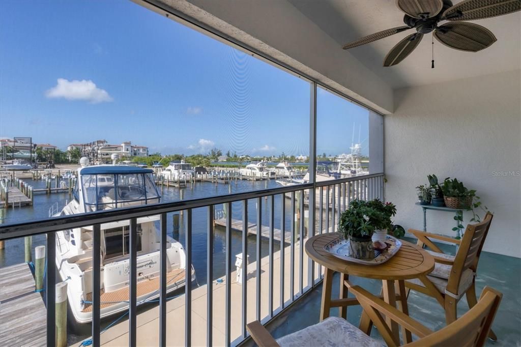 Active With Contract: $315,000 (1 beds, 1 baths, 697 Square Feet)