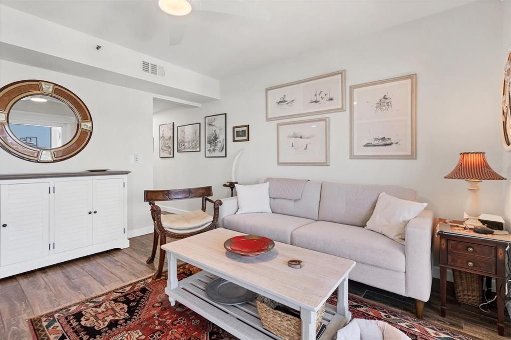 Active With Contract: $315,000 (1 beds, 1 baths, 697 Square Feet)