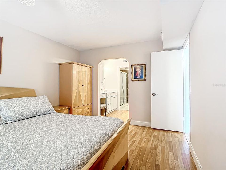 For Sale: $245,000 (2 beds, 2 baths, 1163 Square Feet)