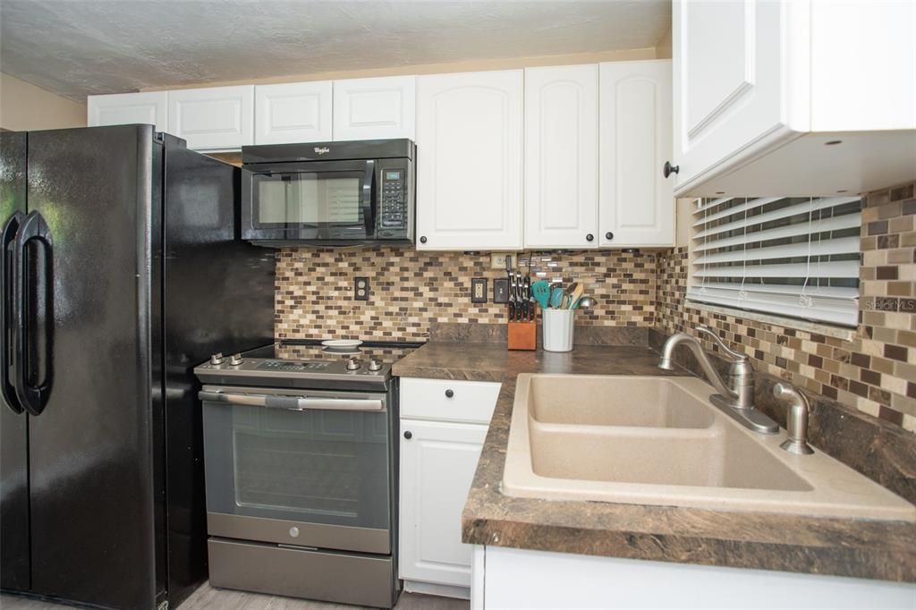 For Sale: $349,000 (2 beds, 2 baths, 1202 Square Feet)