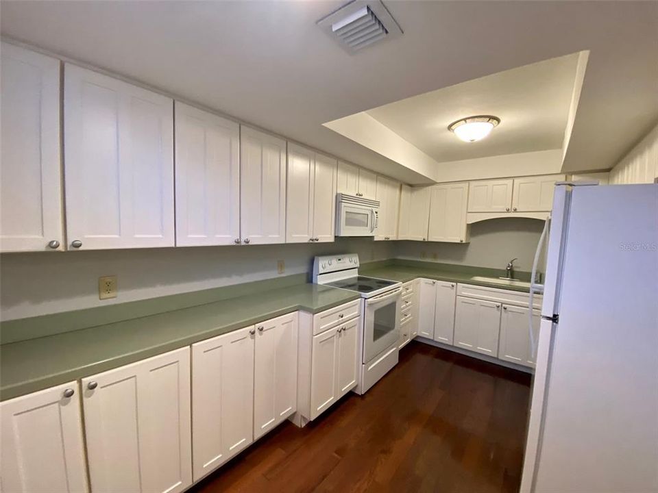 For Rent: $2,600 (2 beds, 2 baths, 1395 Square Feet)