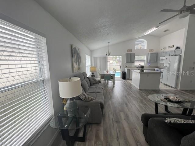 For Sale: $345,000 (3 beds, 2 baths, 1130 Square Feet)