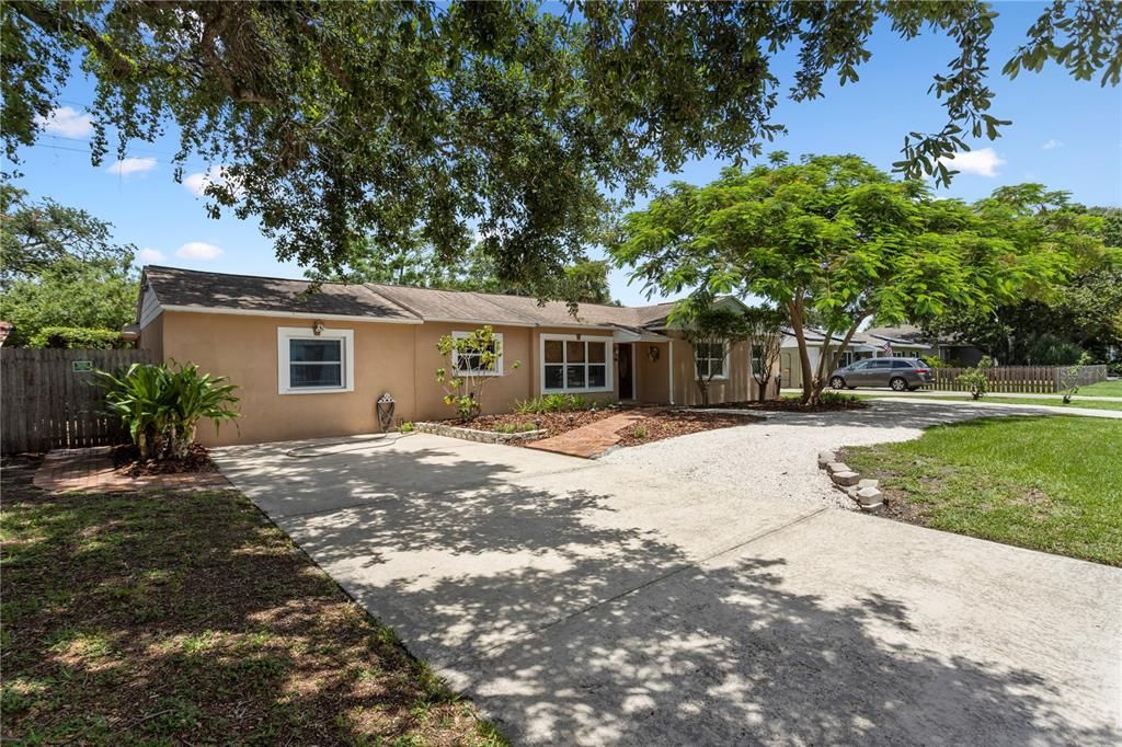 Active With Contract: $775,000 (4 beds, 2 baths, 2406 Square Feet)