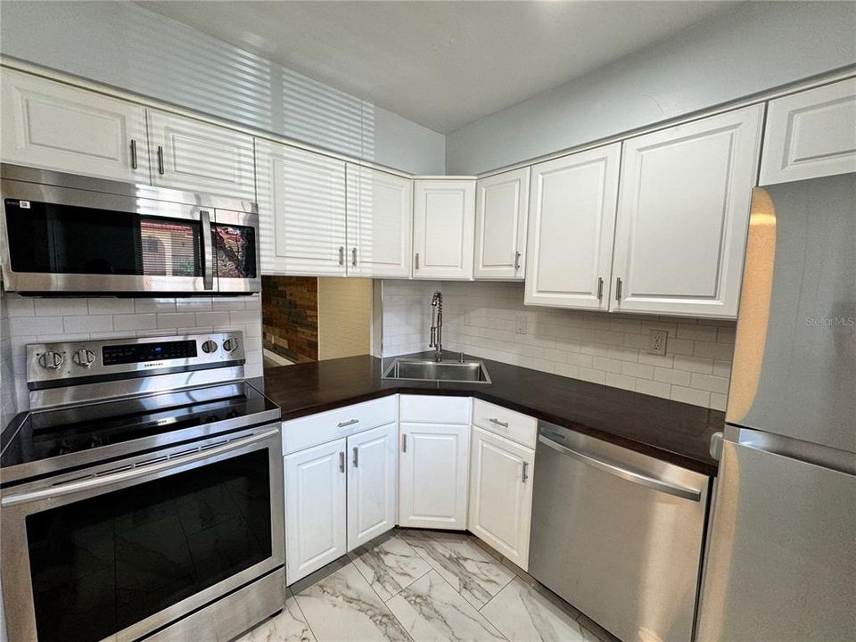 For Sale: $128,000 (2 beds, 1 baths, 832 Square Feet)