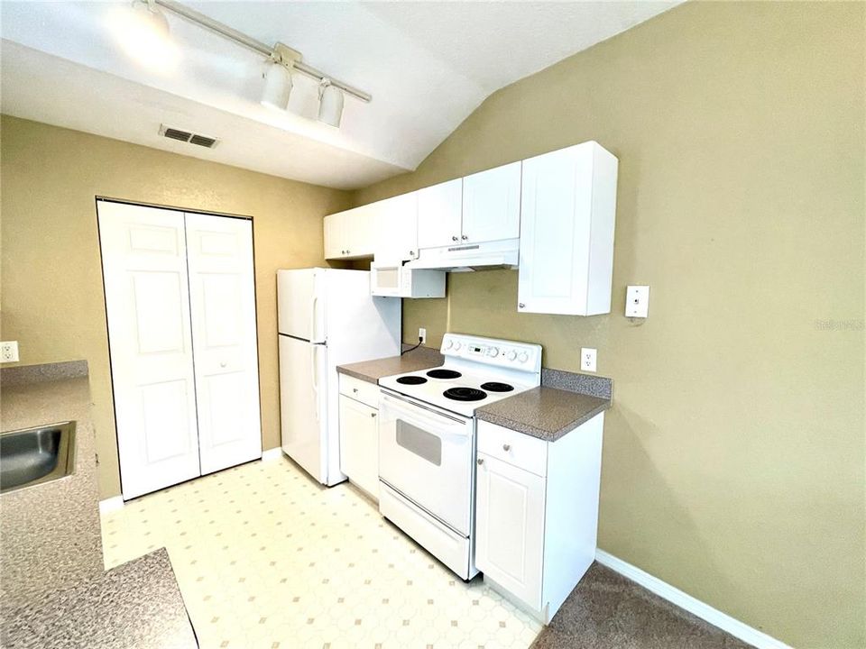 For Sale: $179,500 (1 beds, 1 baths, 708 Square Feet)