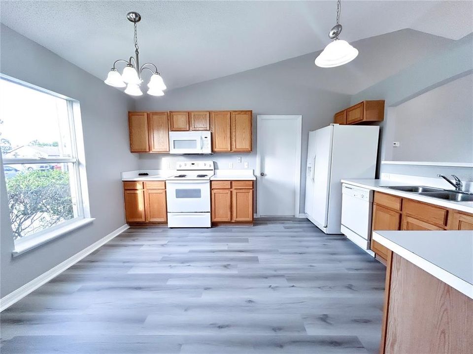 For Sale: $279,900 (3 beds, 2 baths, 1368 Square Feet)