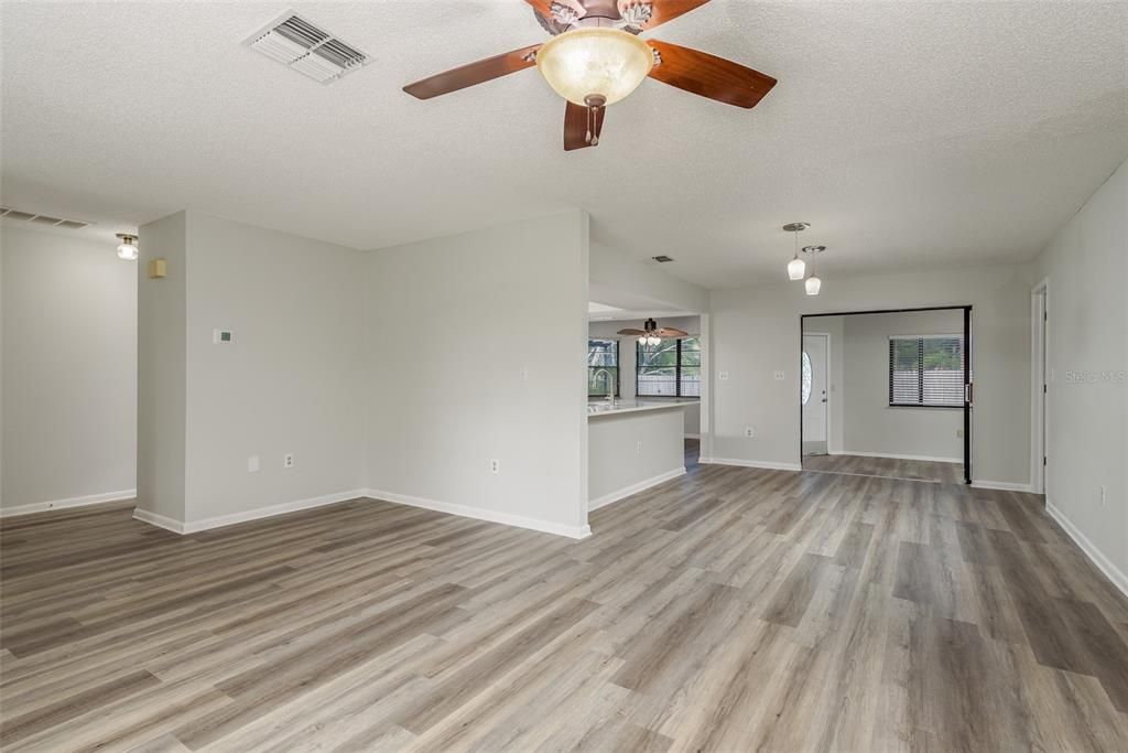 Active With Contract: $304,900 (2 beds, 2 baths, 1396 Square Feet)