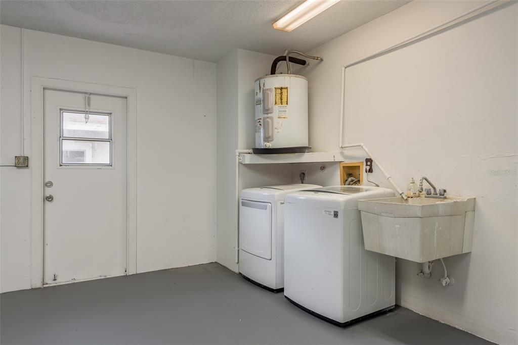 Active With Contract: $304,900 (2 beds, 2 baths, 1396 Square Feet)