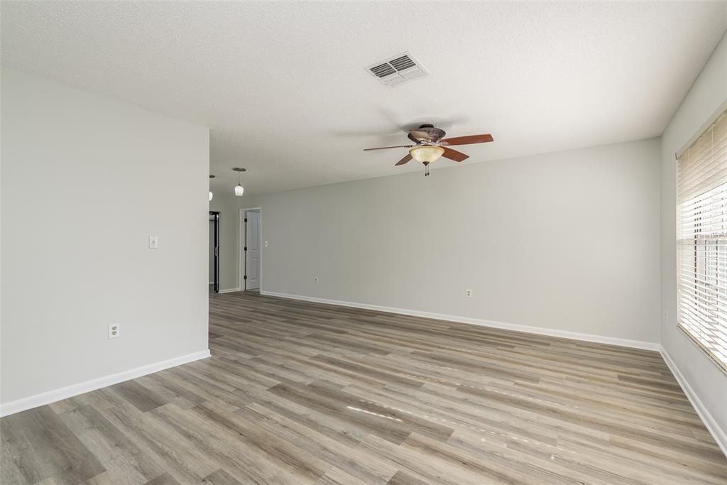 Active With Contract: $304,900 (2 beds, 2 baths, 1396 Square Feet)