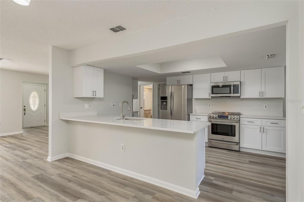 Active With Contract: $304,900 (2 beds, 2 baths, 1396 Square Feet)