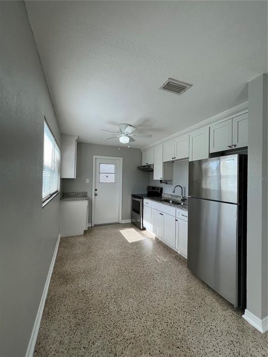 For Rent: $1,800 (2 beds, 1 baths, 720 Square Feet)