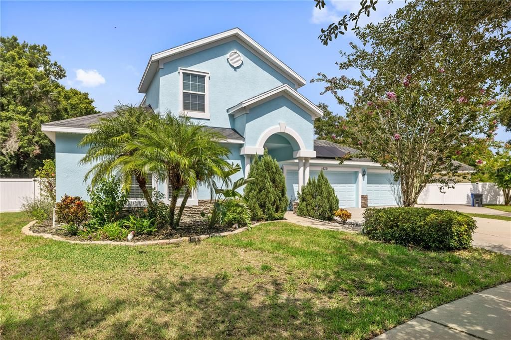 A gorgeous home in a beautful, established gated community in the center of Brandon, FL.