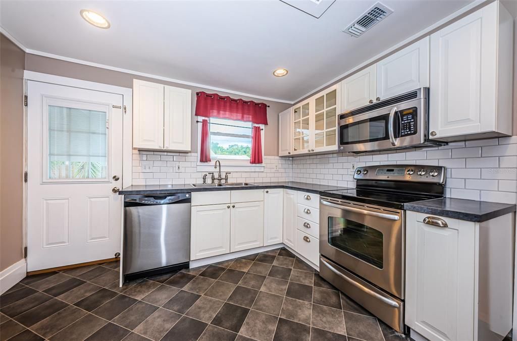 Active With Contract: $464,500 (3 beds, 1 baths, 1191 Square Feet)