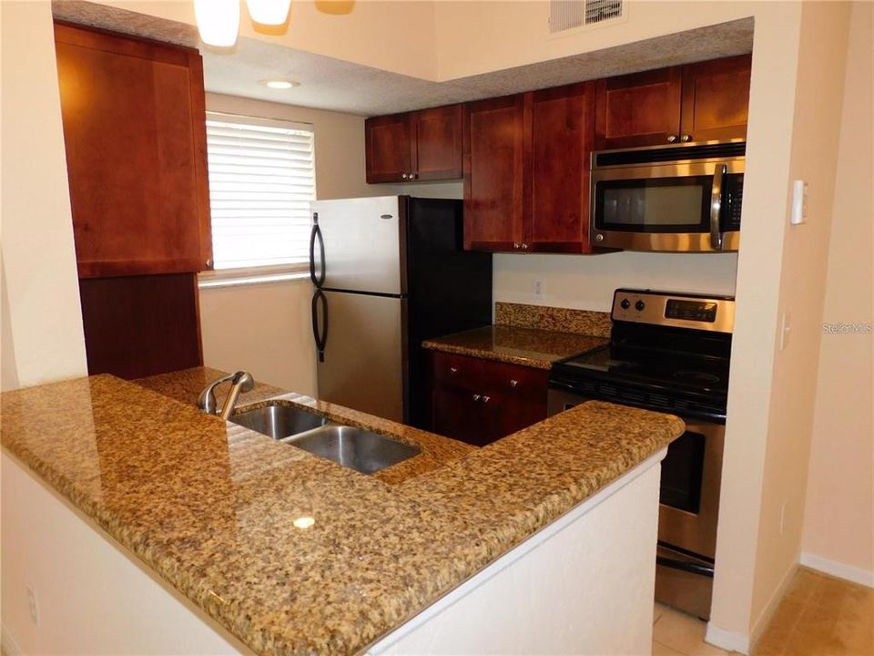 For Sale: $160,000 (2 beds, 1 baths, 919 Square Feet)