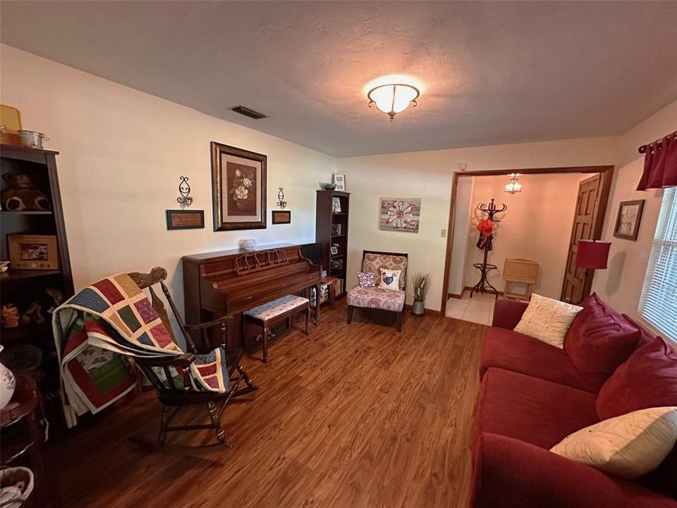 For Sale: $424,900 (3 beds, 2 baths, 1552 Square Feet)