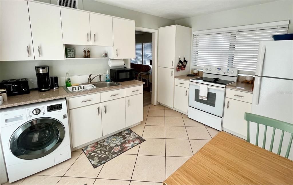 For Rent: $2,400 (2 beds, 1 baths, 685 Square Feet)