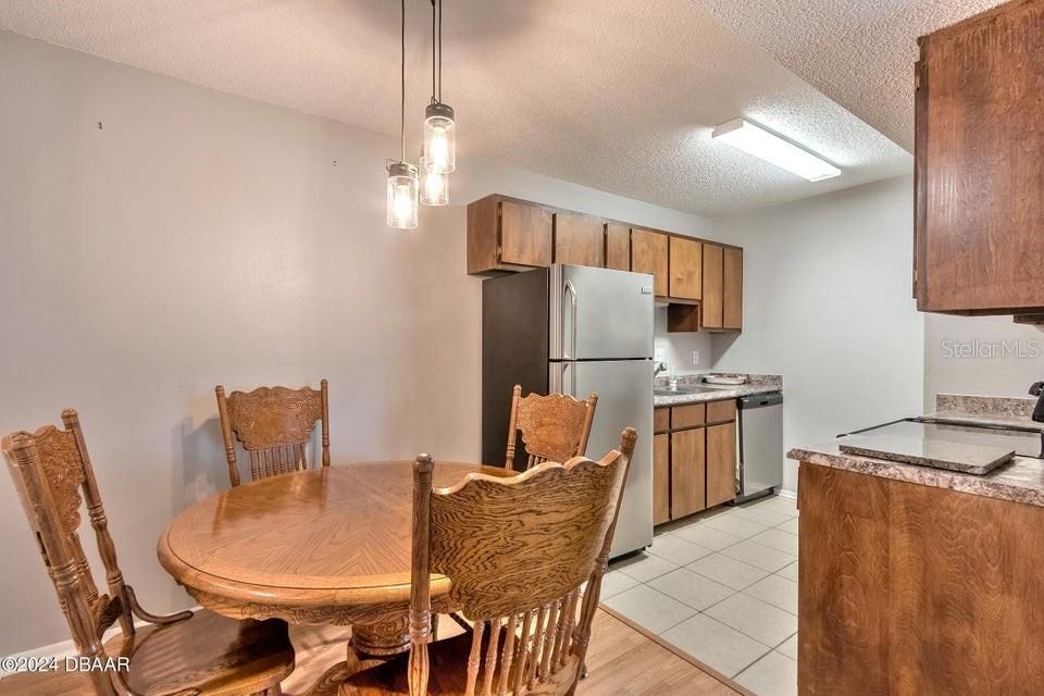 For Sale: $160,900 (2 beds, 2 baths, 833 Square Feet)