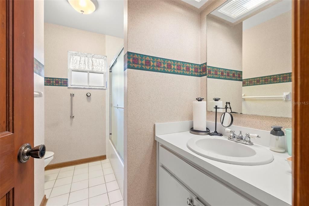 Guest Bathroom with Shower/Tub