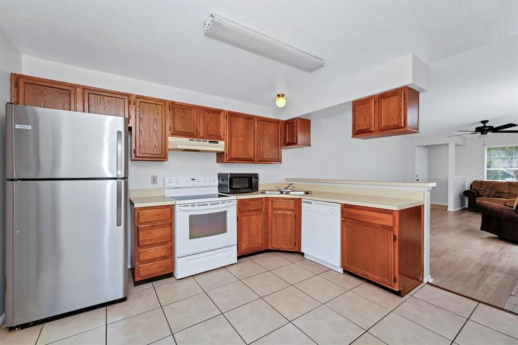 For Sale: $235,000 (2 beds, 2 baths, 919 Square Feet)
