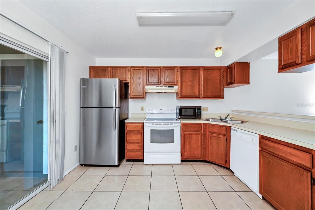 For Sale: $235,000 (2 beds, 2 baths, 919 Square Feet)