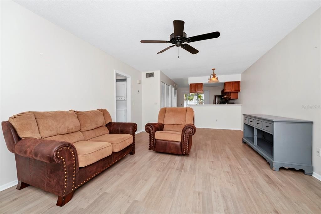 For Sale: $235,000 (2 beds, 2 baths, 919 Square Feet)