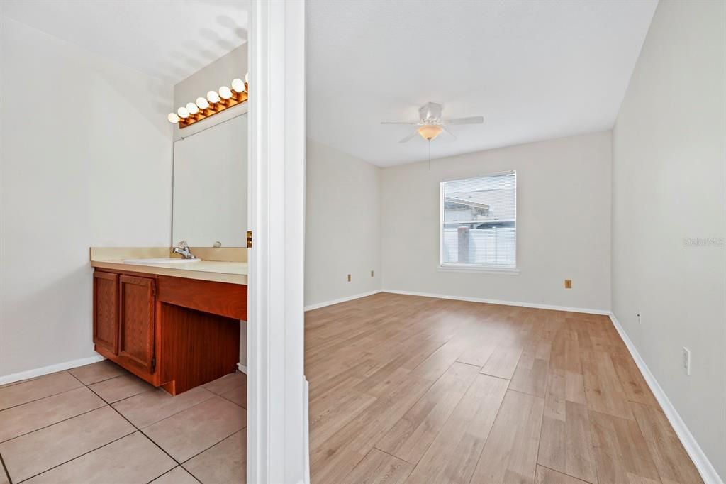 For Sale: $235,000 (2 beds, 2 baths, 919 Square Feet)