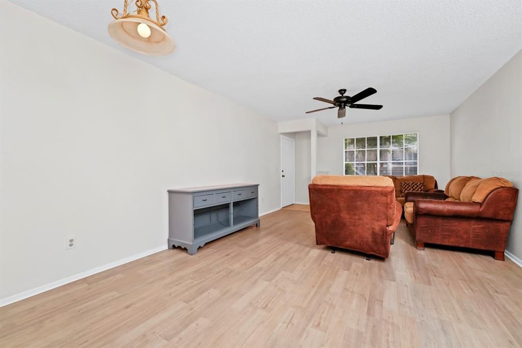 For Sale: $235,000 (2 beds, 2 baths, 919 Square Feet)