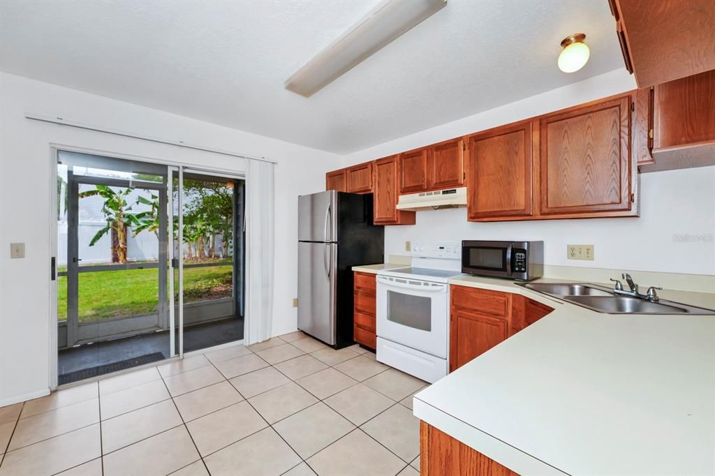 For Sale: $235,000 (2 beds, 2 baths, 919 Square Feet)