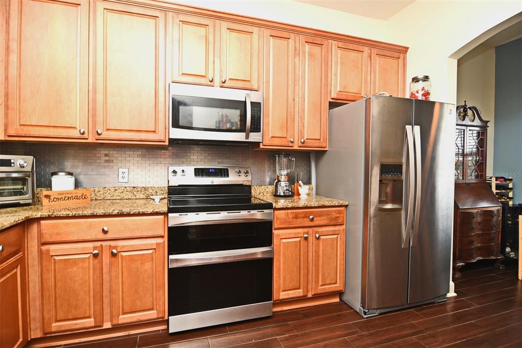 Kitchen With SS Appliances & Granite