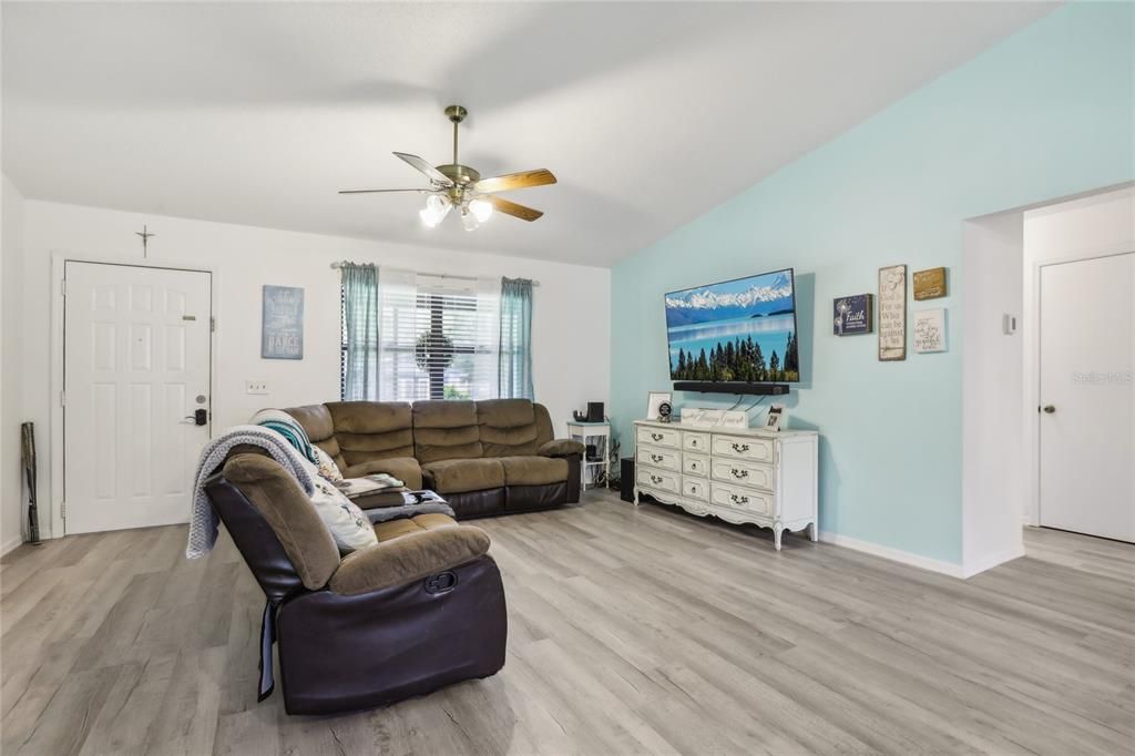 For Sale: $429,900 (3 beds, 2 baths, 1704 Square Feet)