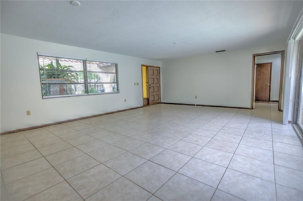 Activo con contrato: $635,000 (3 camas, 2 baños, 2390 Pies cuadrados)