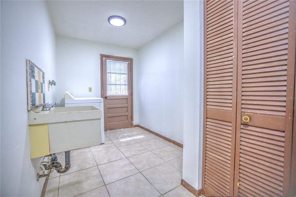Active With Contract: $635,000 (3 beds, 2 baths, 2390 Square Feet)